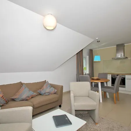 Strandnahe Mit Balkon, Gratis Nutzung Vom Ahoi Erlebnisbad Und Sauna In Sellin - Rex Rugia 30-8 Lobbe